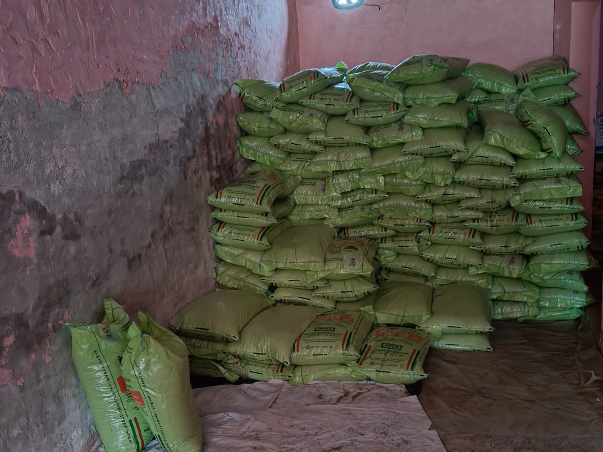 सोहना में सीएम फ्लाइंग की खाद-बीज दुकानों पर छापेमारी:  स्टॉक से ज्यादा खाद मिला, डीएपी के बैग किए सील, बिक्री पर लगाई रोक – Sohna News