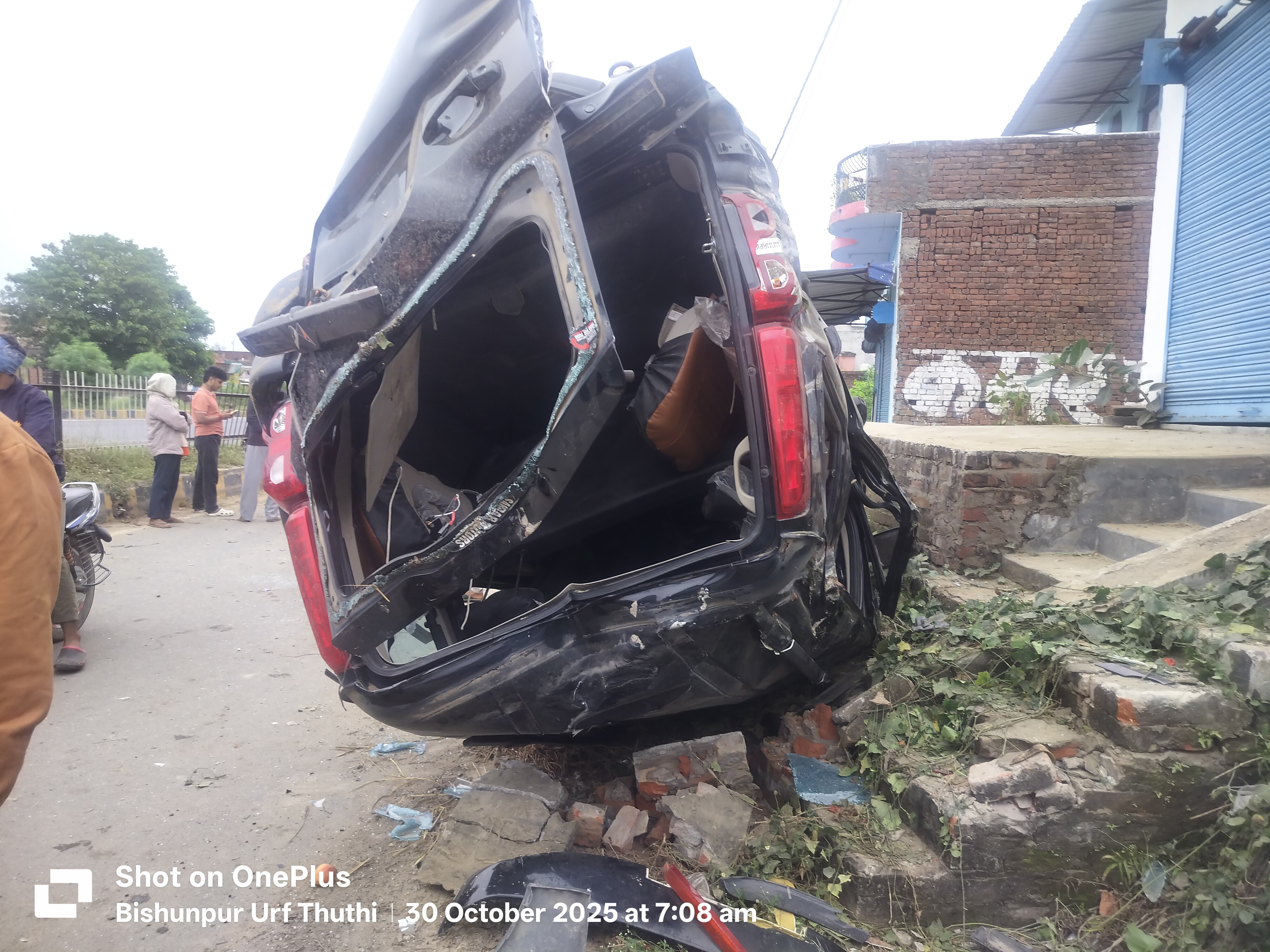 A speeding Scorpio broke the divider and hit the roof of a house.
