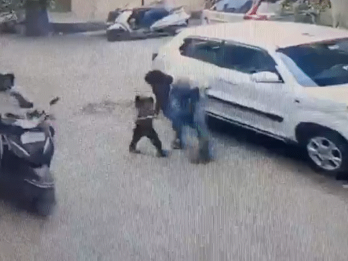 मौके पाते ही बच्चे को गोद में उठाकर फरार हो गया।