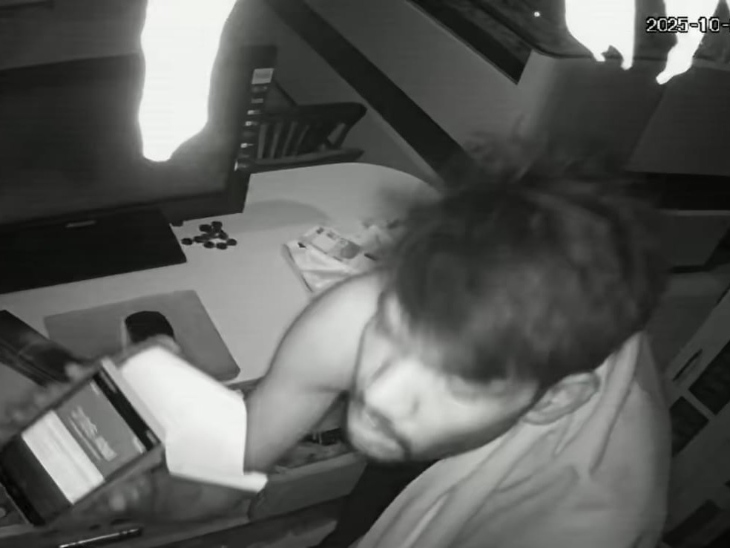 सीसीटीवी में चोर का चेहरा धुंधला दिखाई दिया है।