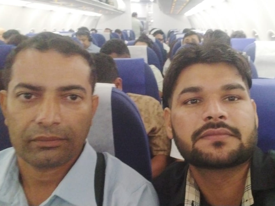 फ्लाइट में बैठे पवन और ऋतिक की फोटो।