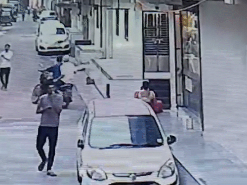 आरोपी से बच्चे को छुड़ाता हुआ पुलिस का जवान।