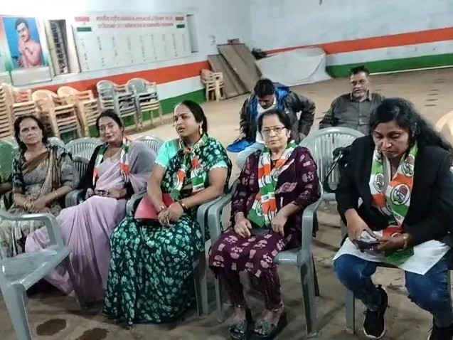 बैठक में शामिल महिला कांग्रेस कार्यकर्ता।