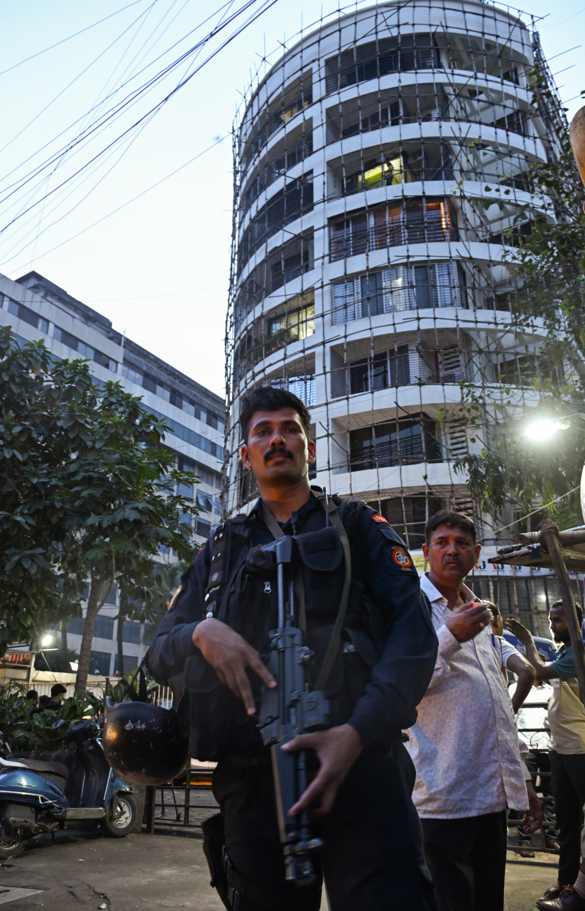 मुलांना ओलीस ठेवल्यानंतर कमांडोज घटनास्थळी पोहोचले.