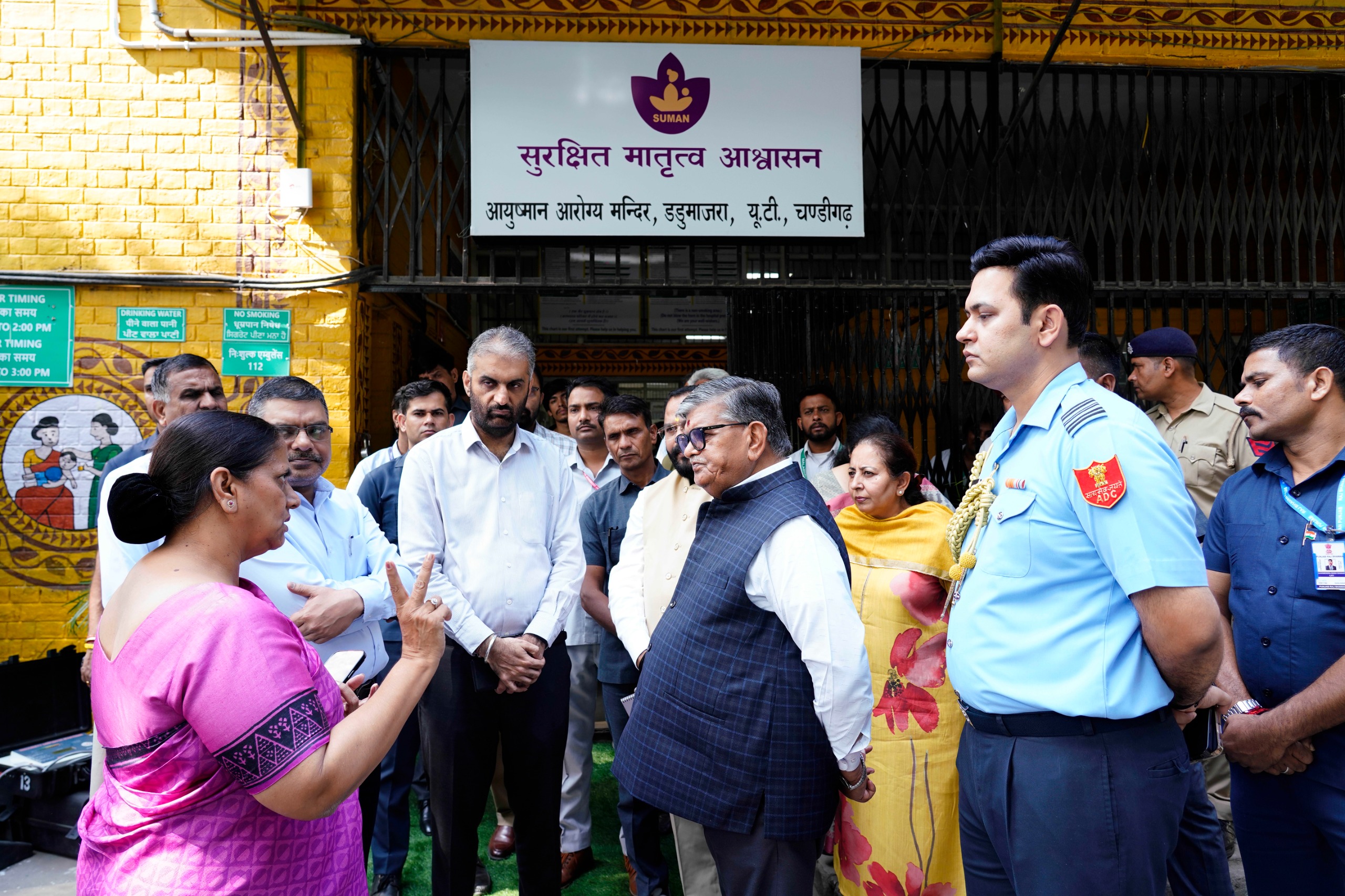 चंडीगढ़ के प्रशासक गुलाब चंद कटारिया सेहत केंद्र में अधिकारी से बातचीत करते हुए।