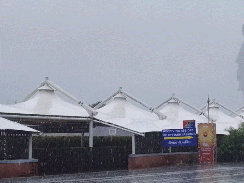 केवडिया में गुरुवार सुबह से ही तेज बारिश हो रही है।