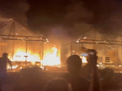 जैसलमेर स्थित सम के जैन टेंट में अचानक आग लग गई। इसके बाद लोग इधर-उधर दौड़ने लगे।