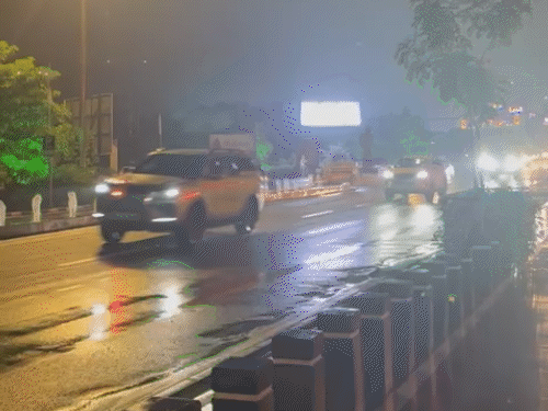 बारिश के बीच पीएम मोदी का काफिला वडोदरा से केवडिया पहुंचा।