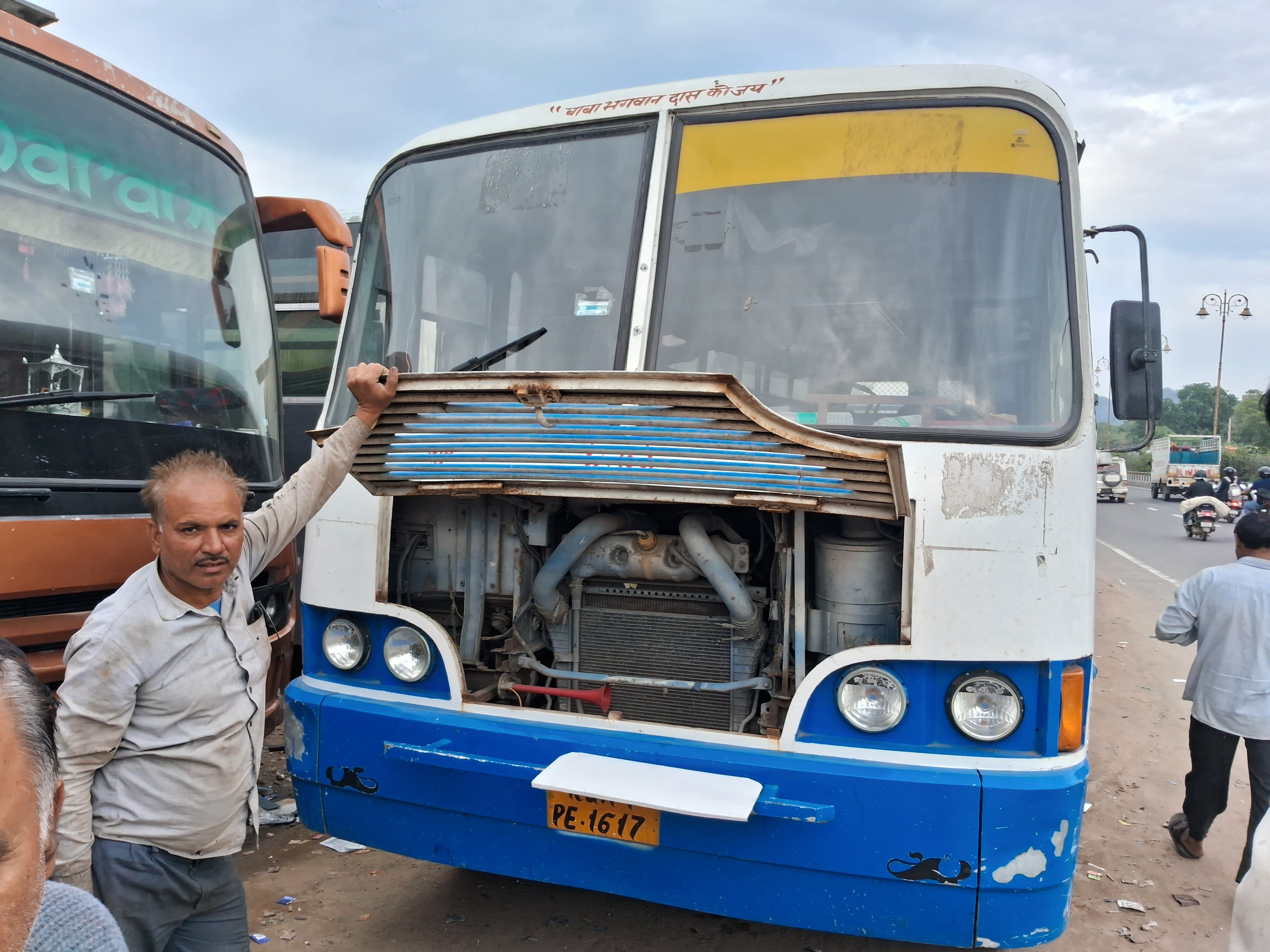 राजस्थान रोडवेज यूरो 4 की बस इस्तेमाल करती है। इन बसों में आगे खुली वायरिंग नहीं है।