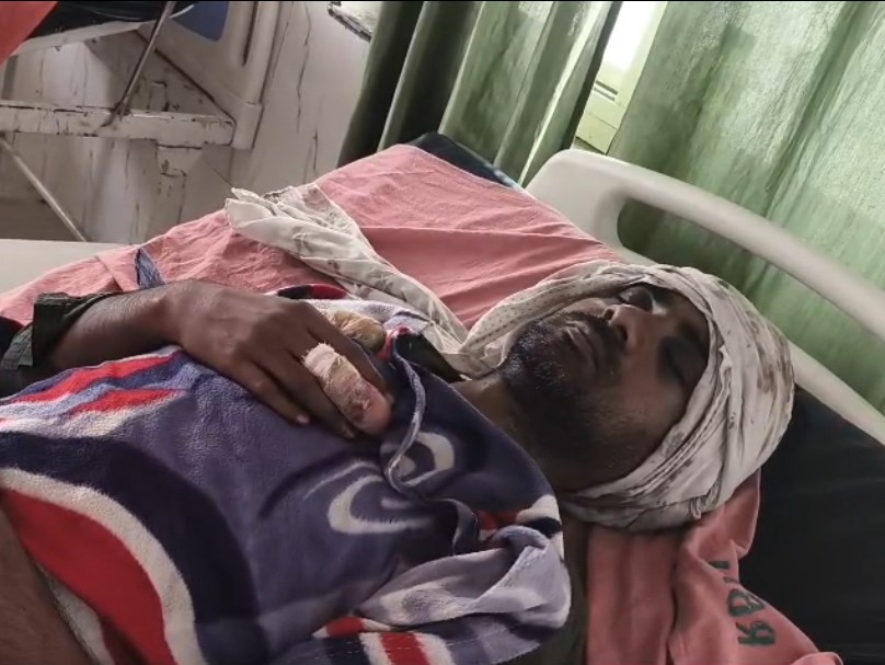 मारपीट में घायल युवक।