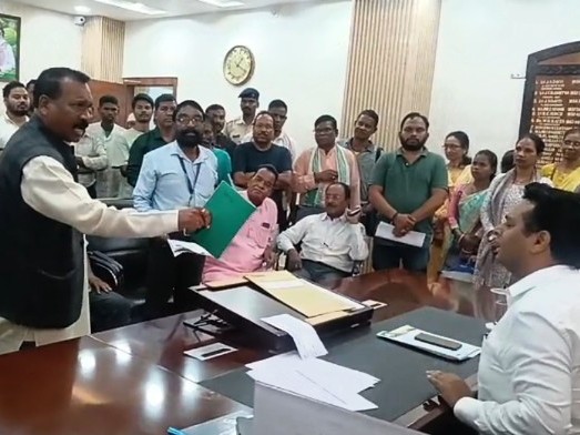 चाईबासा डीसी पर भड़के पूर्व सीएम मधु कोड़ा:  कहा- नेता से ही देश चलाता है, गिरफ्तार आंदोलनकारियों को बिना शर्त रिहा करने की मांग‎ – Chaibasa (West Singhbhum) News