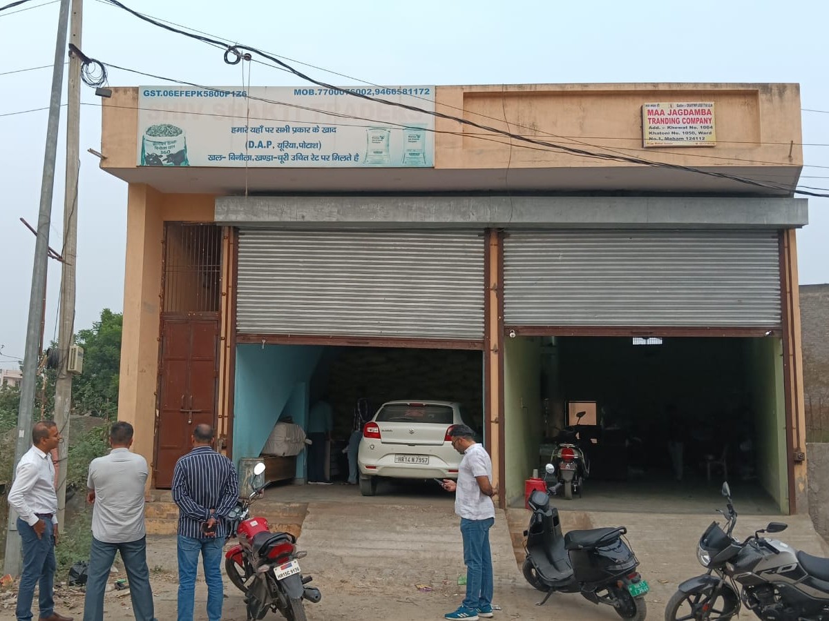 महम में सीएम फ्लाइंग टीम की छापेमारी:  खाद की दुकान पर 2890 यूरिया बैग मिले, अनियमितता की शिकायत, नोटिस जारी – meham News