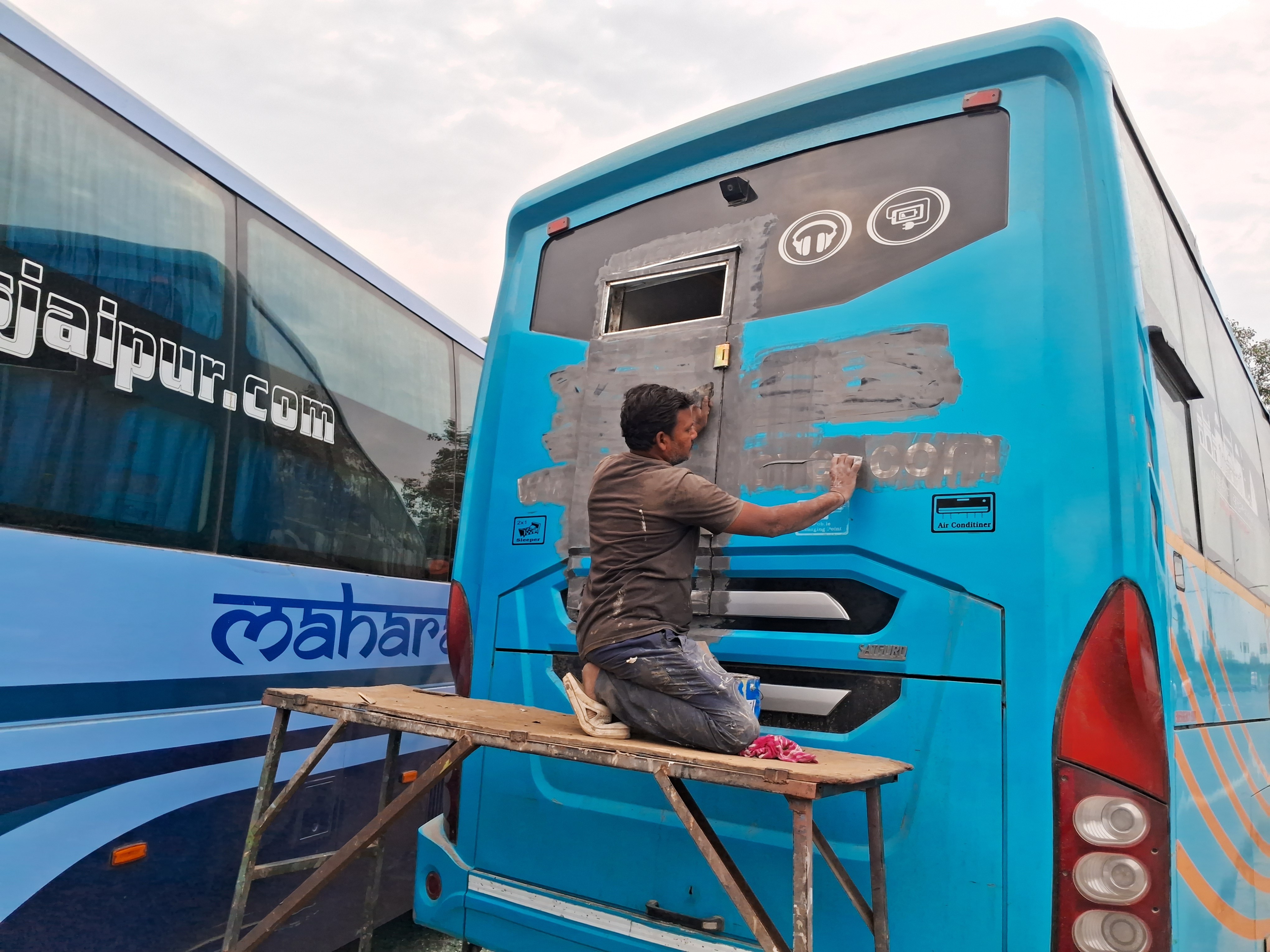 जयपुर में 100 से ज्यादा बस बॉडी के कारखाने हैं। यहां बसें इमरजेंसी गेट बनवाने के लिए पहुंच रही हैं।