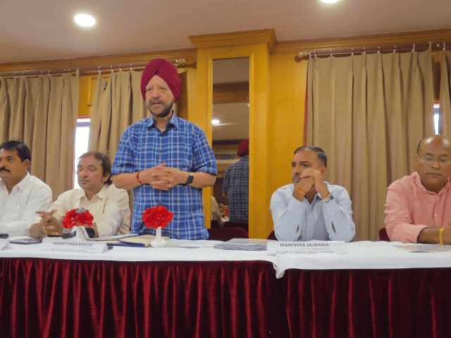 ऑल इंडिया टूरिस्ट परमिट बस ओनर एसोसिएशन के सदस्यों ने बैठक कर हड़ताल पर जाने का निर्णय लिया।