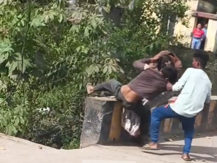 युवक को नाले पर उल्टा लटकाने की कोशिश।