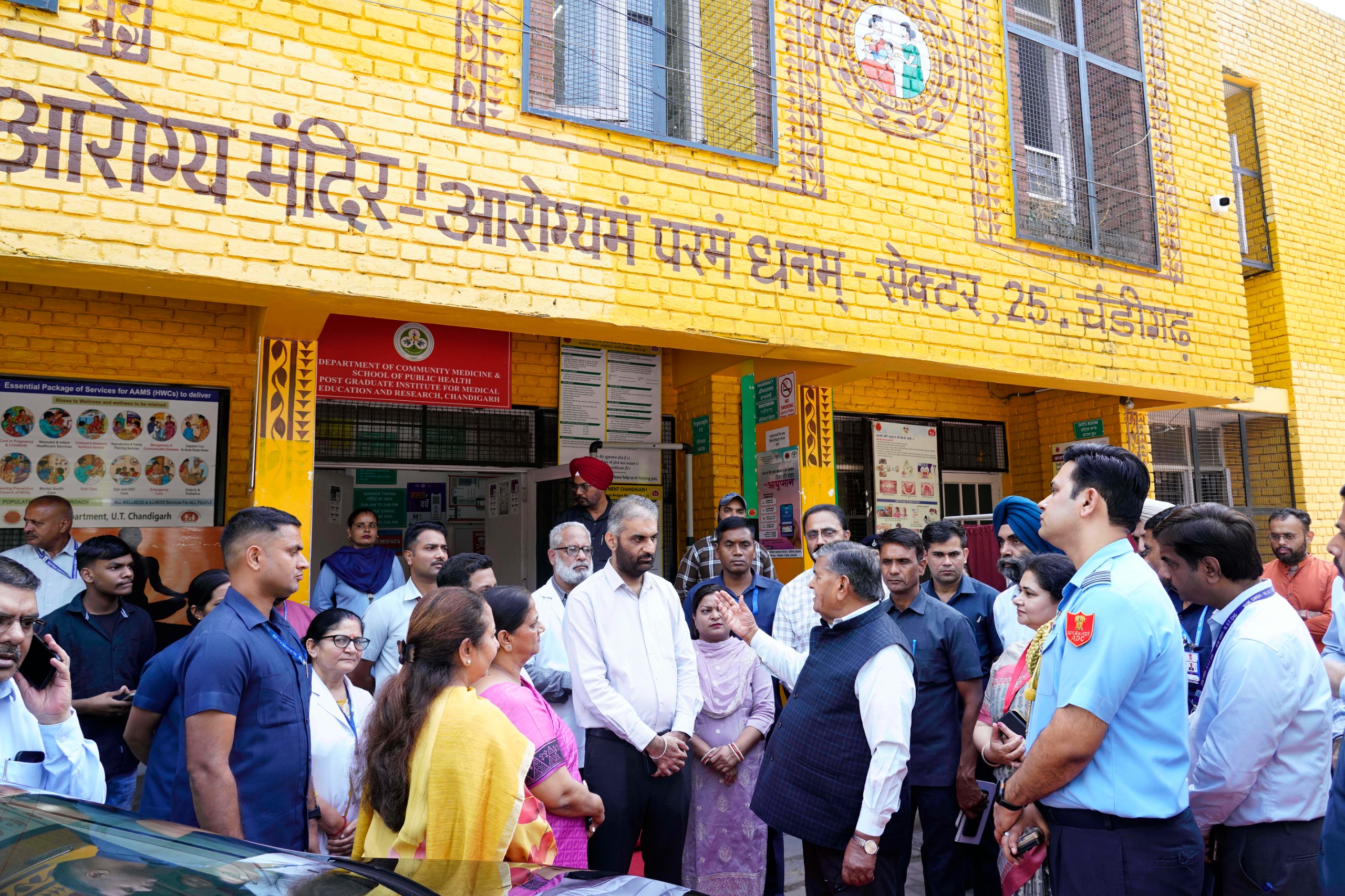 चंडीगढ़ के प्रशासक गुलाब चंद कटारिया अधिकारियों से बातचीत करते हुए।