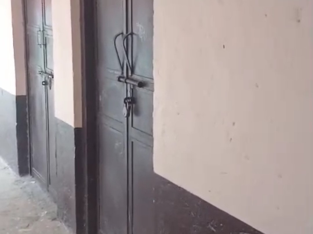 परिजन स्कूल पहुंचे तो कमरे पर ताला लगा था और बच्ची अंदर बंद थी।