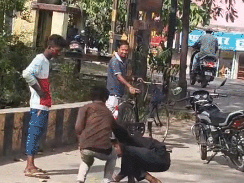 दोनों दोस्त युवक को पीटते रहे, इस दौरान लोग खड़े होकर मारपीट देखते नजर आए।