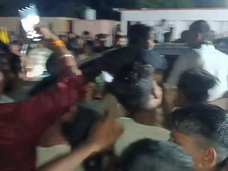 तेज प्रताप, अपनी पार्टी के जय सिंह राठौर के समर्थन में चुनावी सभा को संबोधित करने पहुंचे थे। - Dainik Bhaskar