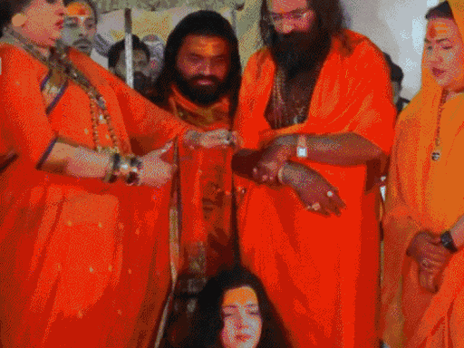 यह तस्वीर 24 जनवरी की है, जब ममता किन्नर अखाड़े की महामंडलेश्वर बनी थीं।