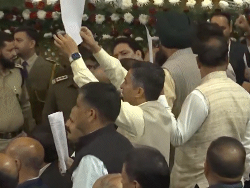 शीतकालीन सत्र के दौरान सत्ता पक्ष और विपक्ष ने नारेबाजी भी की।