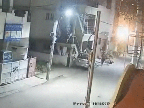 दर्शन आणि त्याचा मित्र वरुण रस्त्यावर पडले. स्थानिकांनी त्यांना तातडीने रुग्णालयात नेले, जिथे दर्शनला मृत घोषित करण्यात आले.