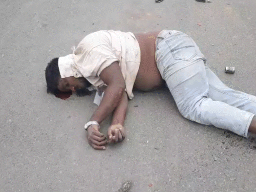 हादसे के बाद बाइक सवार दोनों युवकों के सड़क पर पड़े शव।