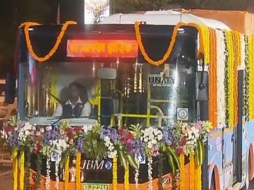 गुरुवार की शाम पीएम ने केवडिया में ई-बसों को हरी झंडी दिखाई। - Dainik Bhaskar