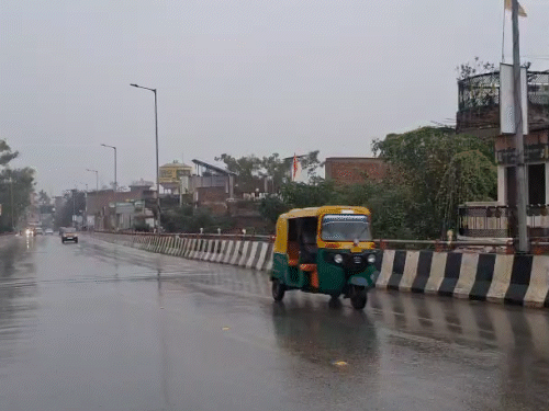 वाराणसी में बारिश का दौर जारी है। बरसात ने सड़कों पर वाहनों की रफ्तार पर ब्रेक लगा दिया है।
