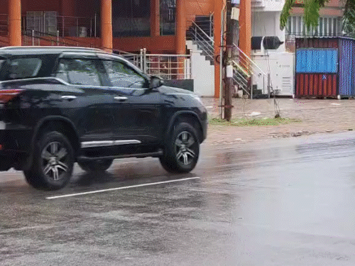 बाराबंकी में स्कूली बच्चे और ऑफिस जाते लोग छाते और रेनकोट के साथ दिखाई दिए।