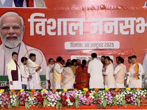 मुजफ्फरपुर में पूर्व मंत्री अजीत कुमार ने अपना पहना शॉल उतारकर पीएम मोदी को पहना दिया।