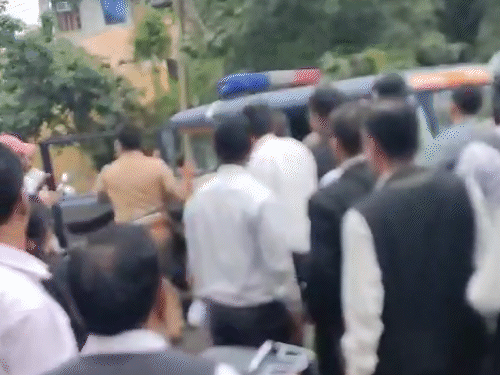 किसी तरह धक्का-मुक्की के बाद पुलिस गाड़ी में लेकर आरोपी को थाने लाई।