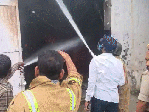 लखनऊ में कार सर्विस सेंटर में लगी भीषण आग, छह कारों के जलने की खबर 