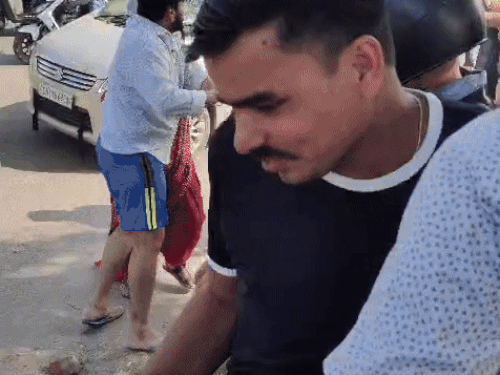 चंडीगढ़ में कार की टक्कर पर 2 पक्ष भिड़े:  एक-दूसरे को थप्पड़ मारे; महिलाएं सड़क पर लेटीं: पुलिसकर्मी युवक को घसीटता दिखा – Chandigarh News