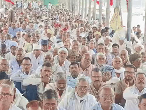 सभा में सांसद ने सरकार से मांग की कि फसल नुकसान का पूरा मुआवजा दिया जाए। किसानों का पूरा कर्ज माफ किया जाए।