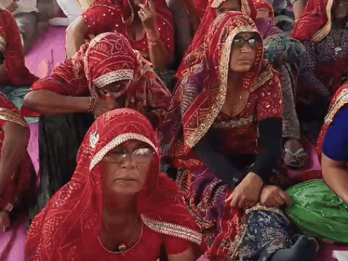 सीकर शहर के जयपुर रोड स्थित कृषि उपज मंडी में आयोजित सभा में बड़ी संख्या में महिलाएं भी पहुंची।
