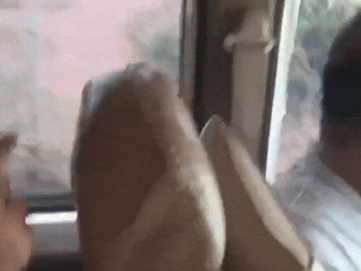 दिवाकर द्विवेदी का पहला वीडियो। पीछे लड़की बैठी है, आगे दिवाकर हैं।