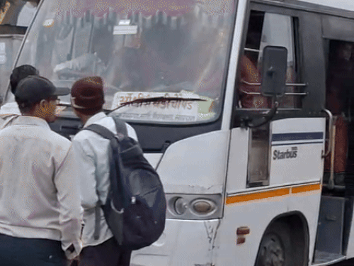 रामगढ़ मोड़ चूंगी के पास यात्रियों से भरी ओवरलोड बस का चालान किया गया।