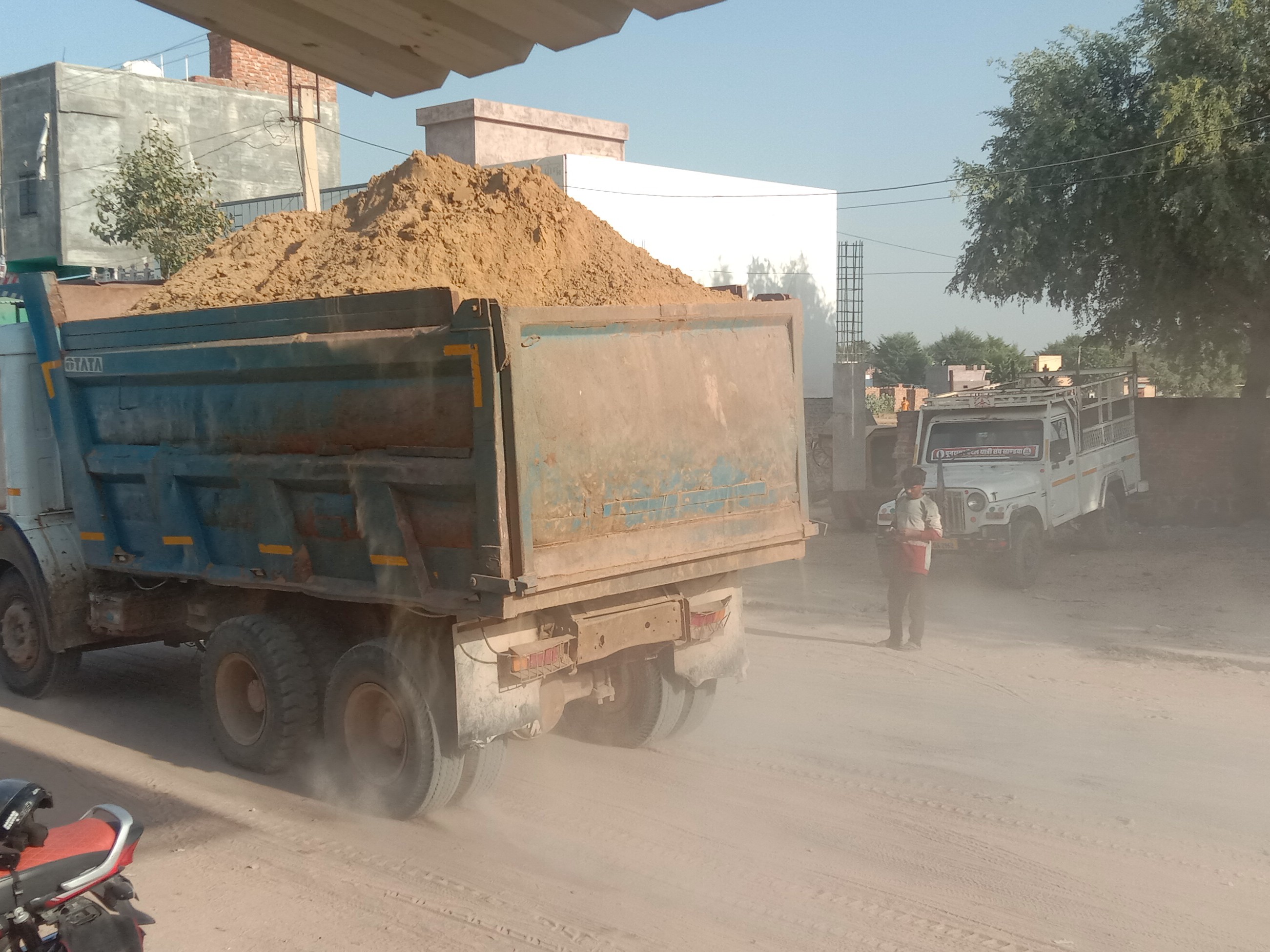 रेत से भरे वाहनों की आवाजाही से उड़ने वाली धूल से आसपास के दुकानदारों को हेल्थ संबंधी गंभीर समस्याओं का सामना भी करना पड़ रहा है।