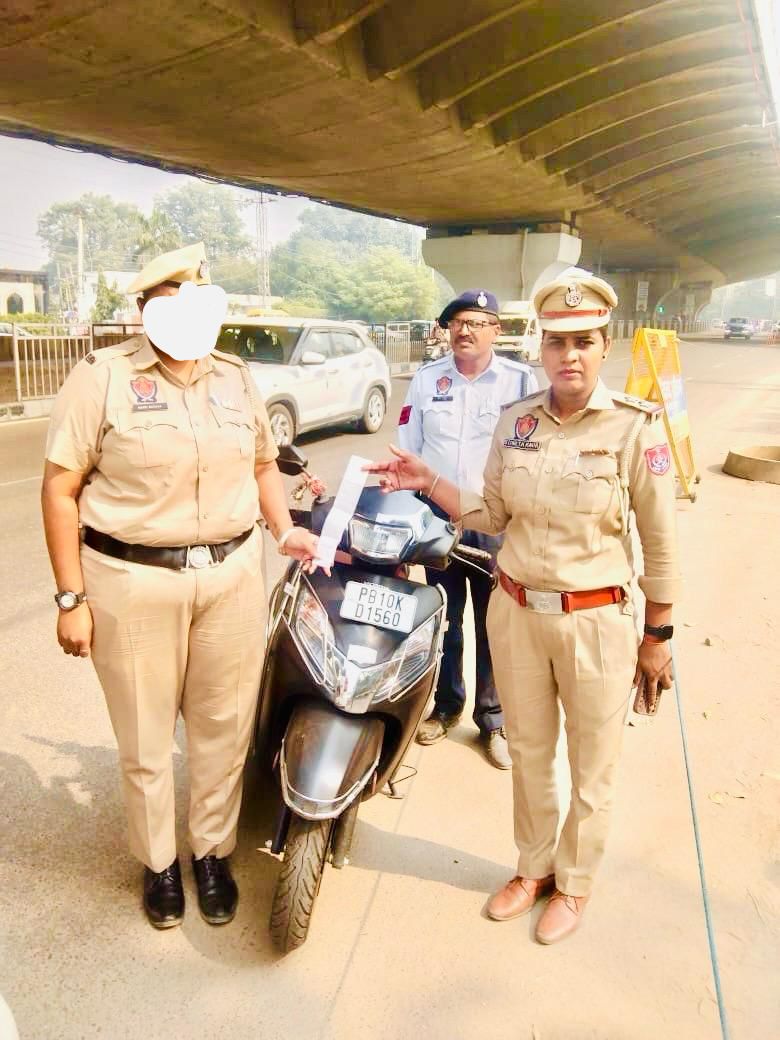 लुधियाना में स्कूटी चलाते महिला पुलिस चला रही थी फोन:  कैमरे ने पकड़ा, अफसरों तक पहुंची वीडियो, कटा चालान – Ludhiana News