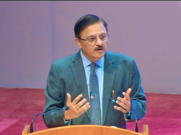 जस्टिस अभय एस ओक मई 2025 में सुप्रीम कोर्ट से रिटायर हो चुके हैं। - Dainik Bhaskar