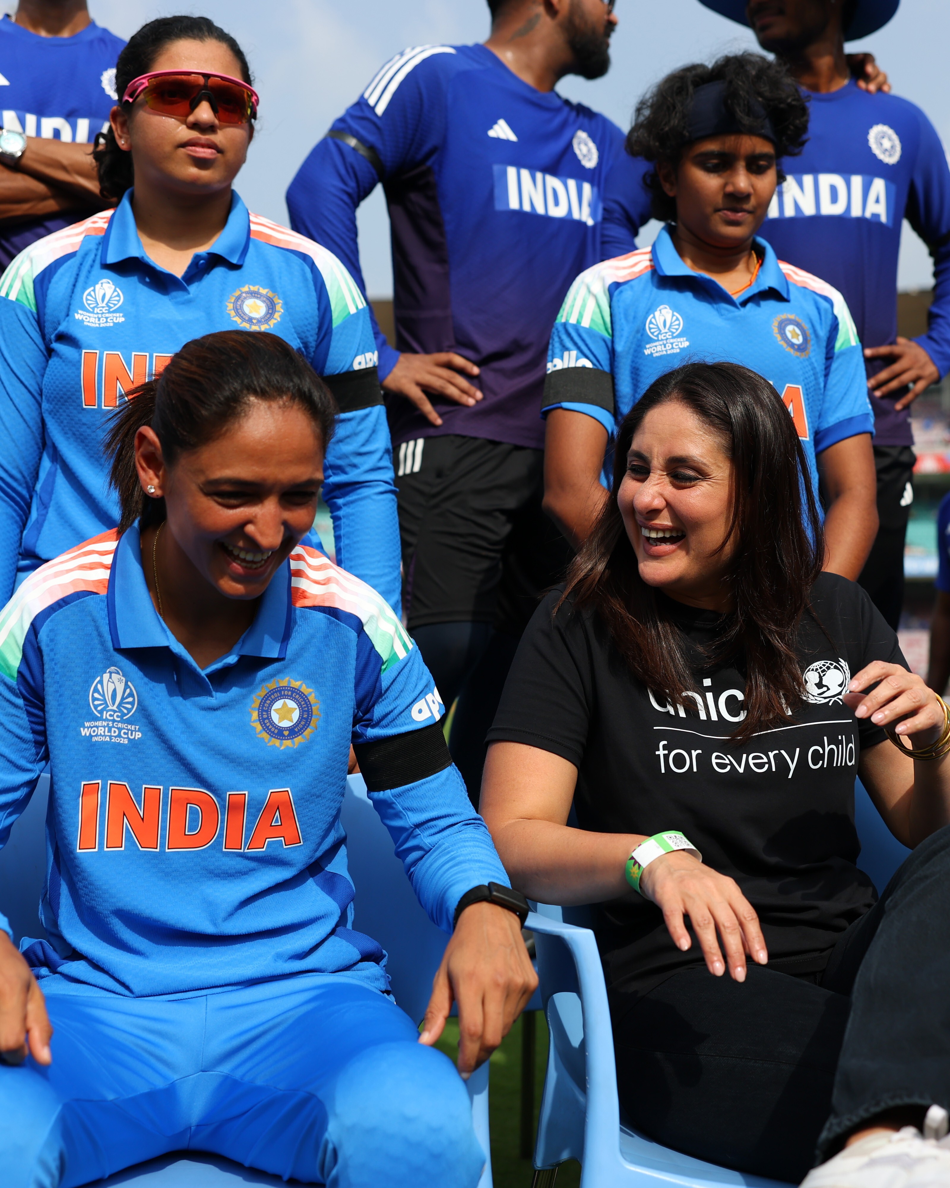 भारतीय टीम के साथ फोटोशूट के समय बॉलीवुड एक्ट्रेस करीना कपूर खान।