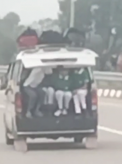 ये तस्वीर झाड़ोल में नेशनल हाईवे 58 की है। वैन के पीछे चल रहे एक कार सवार ने ये वीडियो बनाया था।