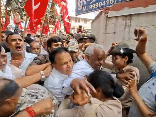 प्रदर्शनकारियों ने कलेक्ट्रेट में घुसने की कोशिश की। इस दौरान सांसद व उनके समर्थकों और पुलिसकर्मियों के बीच धक्का-मुक्की हो गई।