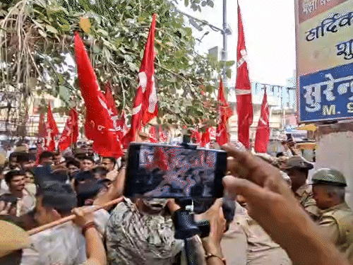 प्रदर्शनकारियों ने कलेक्ट्रेट में प्रवेश करने का प्रयास किया, लेकिन पुलिस ने उन्हें रोक दिया।