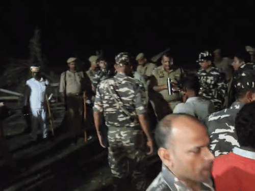 रातभर रेस्क्यू ऑपरेशन चला। देर रात कमिश्नर और आईजी भी मौके पर पहुंचे और रेस्क्यू ऑपरेशन का जायजा लिया।