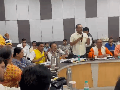 नगर निगम की कार्यकारिणी बैठक में करीब डेढ़ घंटे तक हंगामा हुआ। उसके बाद कार्यकारिणी की बैठक स्थगित हो गई।