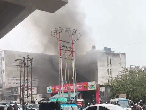 लखनऊ में कार सर्विस सेंटर में लगी भीषण आग, छह कारों के जलने की खबर 