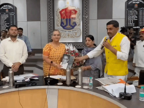 पार्षद अनुराग मिश्रा अन्नू ने अमृत लाल नागर के नाम पर कॉफी टेबल बुक का मेयर से विमोचन कराया।