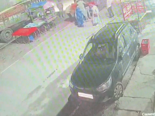 लखनऊ में प्लॉट पर कब्जे को लेकर दो गुटों में मारपीट और गोली चली।